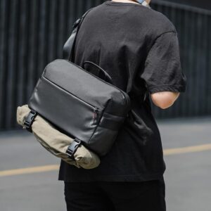 tomtoc 13 Pollici Laptop Messenger Borsa a Tracolla per iPad Pro da 12,9 Pollici, MacBook Pro/Air da 13 Pollici, Resistente all’Acqua e Leggera da Trasportare Ogni Giorno per Affari, Viaggi, Lavoro