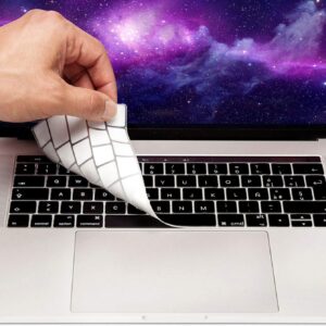 MyGadget Copritastiera compatibile con Apple MacBook Pro 13 Pollici & 15″ Touchbar – Protezione Tastiera QWERTY [Italiano] Silicone – Skin Nero