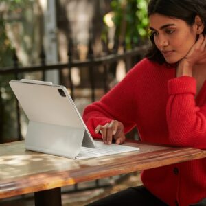 Apple Magic Keyboard Folio: tastiera e custodia per iPad (A16) e iPad (10ª generazione), design in due pezzi con tastiera staccabile e custodia che si aggancia magneticamente, Arabo – Bianca